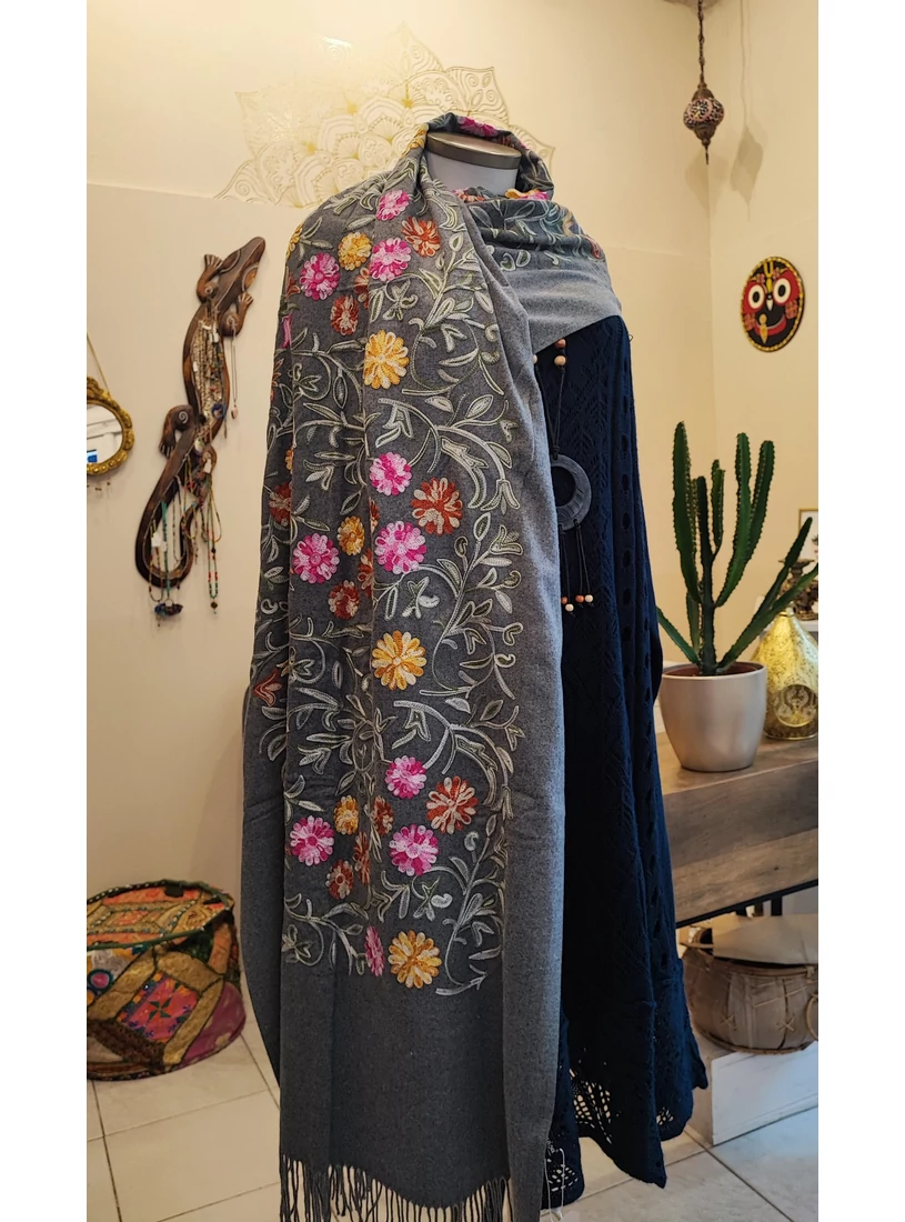 Puha, kasmír hatású stóla - szürke, virágos