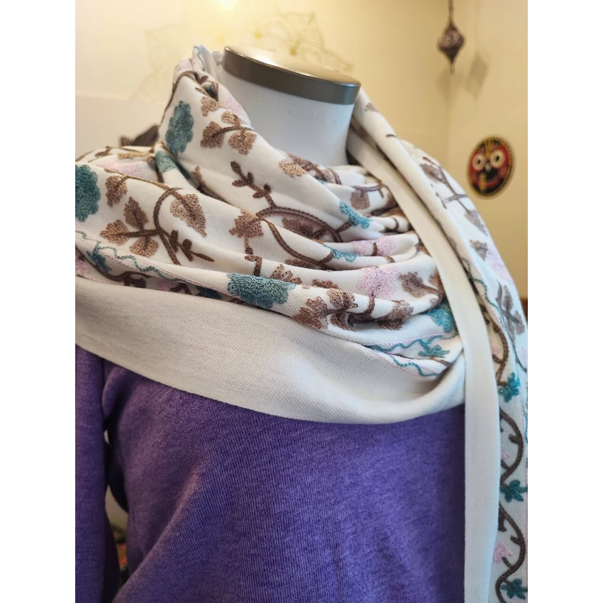 Puha, kasmír hatású stóla - ekrü, virágos